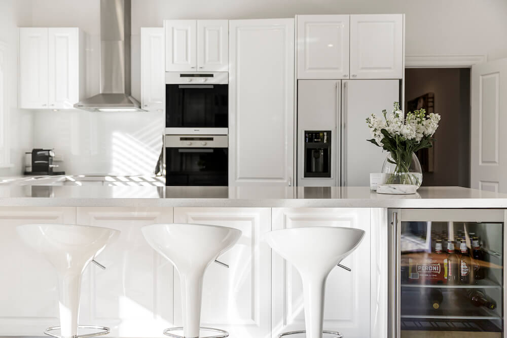 Klasyczna kuchnia z białymi szafkami 