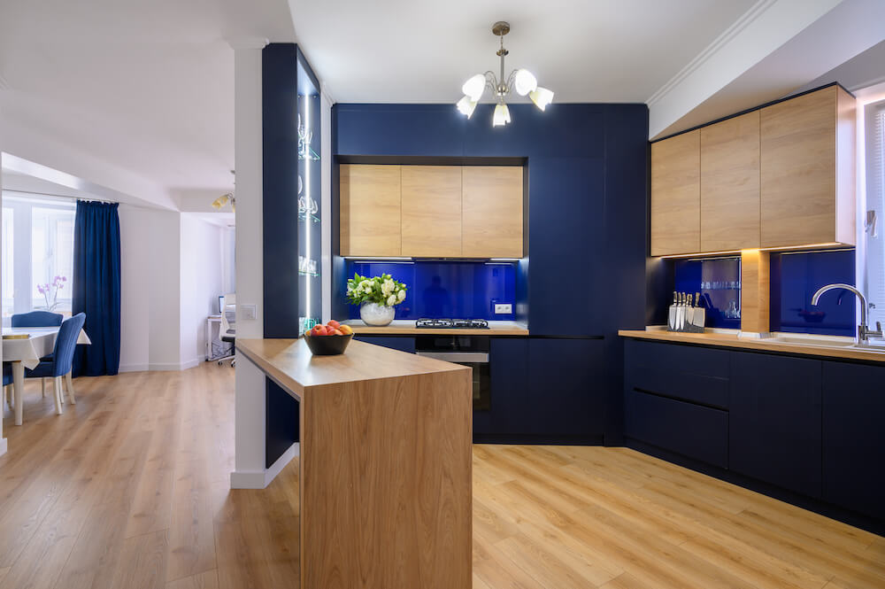 Elegancka granatowa kuchnia z dodatkiem drewna 