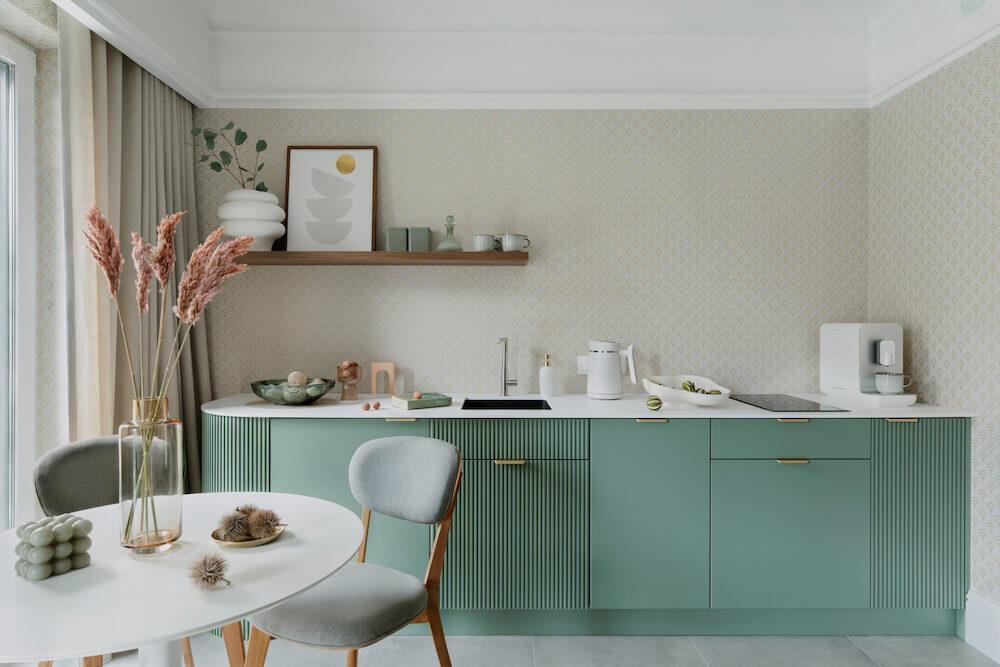 Kuchnia z szafkami w kolorze miętowym 