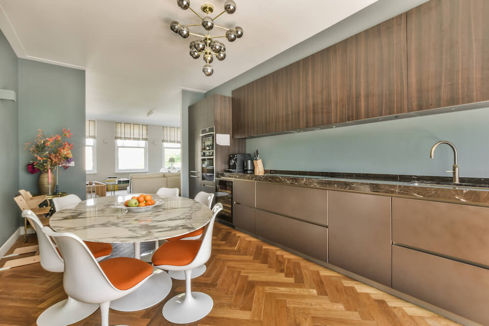 Brązowa kuchnia z szałwiowymi wstawkami 