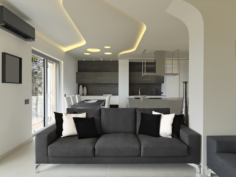 nowoczesny podświetlany sufit podwieszany w salonie 