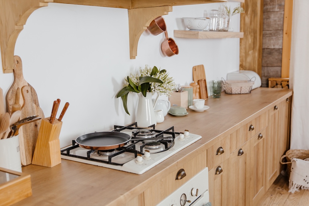 zabudowa z drewna z uchwytami 