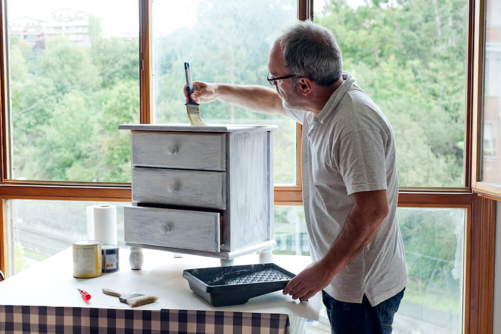 najlepsza farba do malowania mebli z okleiny z szufladkami