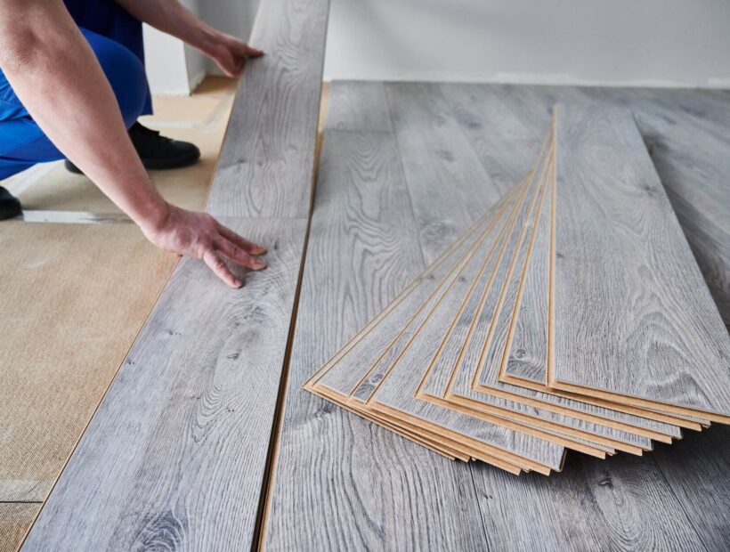 Układanie paneli – cena za materiał i robociznę. Porównanie w 2025 roku