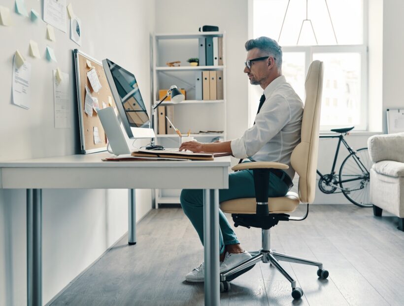 Ergonomiczne stanowisko pracy w domu – co warto kupić na start? Poradnik